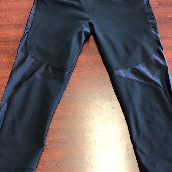 Fabletics Salar Statement Power Hold Black Capri - Picture 5 of 9